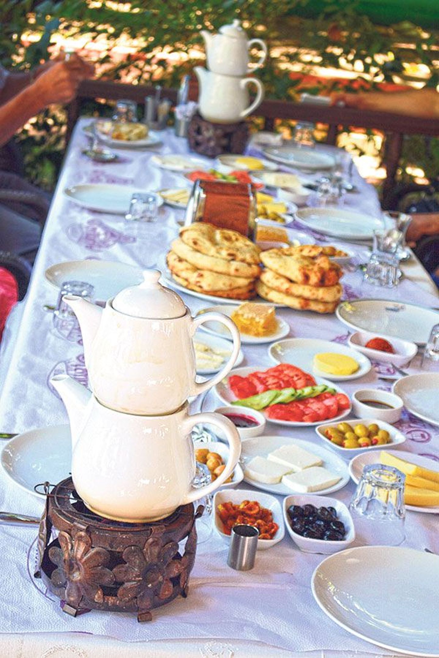Щедрый турецкий завтрак состоит из всевозможных экзотических блюд.