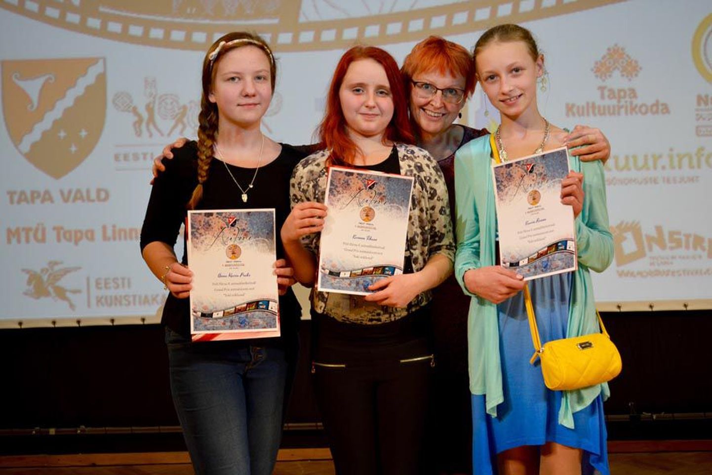 Pildil (vasakult): Anna Maria Praks, Karmen Tihane, Albu Põhikooli kunstiõpetaja Kersti Liivak  ja Kaarin Rannu.