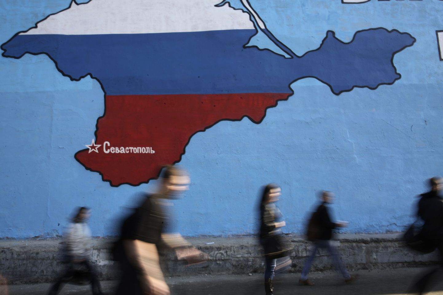 Карта Крыма в цветах российского флага на одной из улиц Москвы.