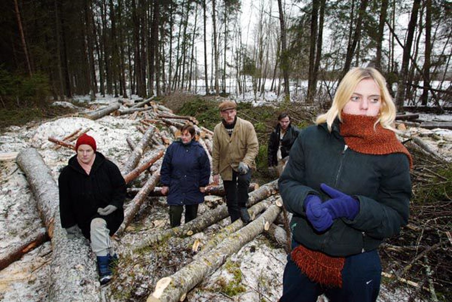 Penuja küla inimesed leiavad, et külaalune mets pole sugugi vana ja omanik oleks võinud selle maharaiumise asemel parkmetsaks kujundada. Kristina Toome (esiplaanil) lubas kas või kätega puudest kinni hoida, et saemehed neid lõikama ei pääseks.