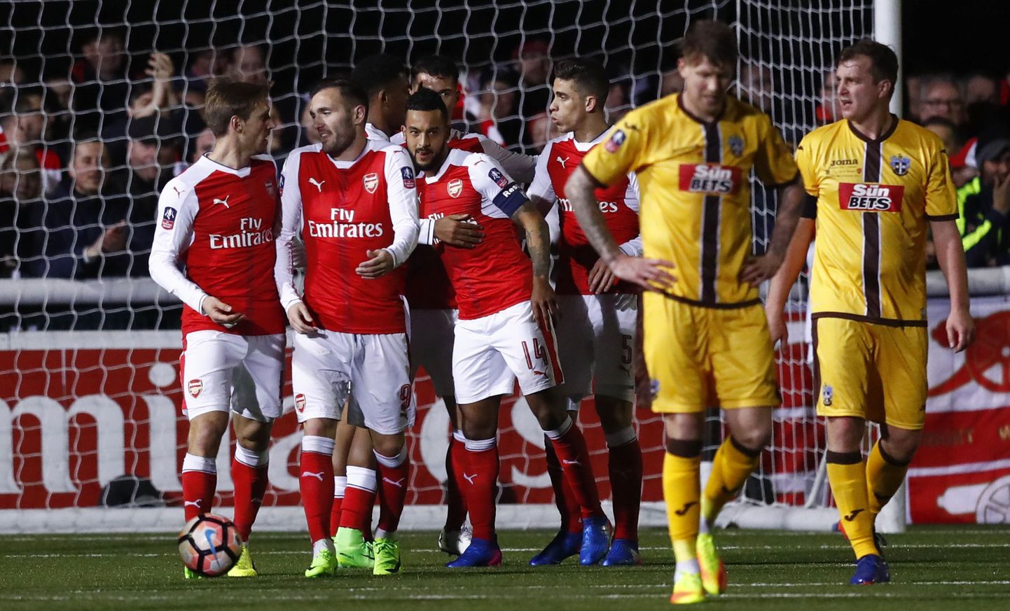 Arsenali mängijad õnnitlevad Theo Walcotti (nr 14, keskel) värava puhul.