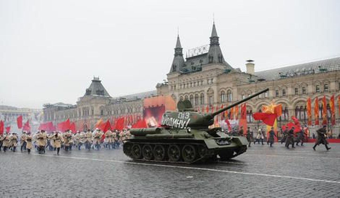 Русский танк T-34 в Москве на Красной площади
