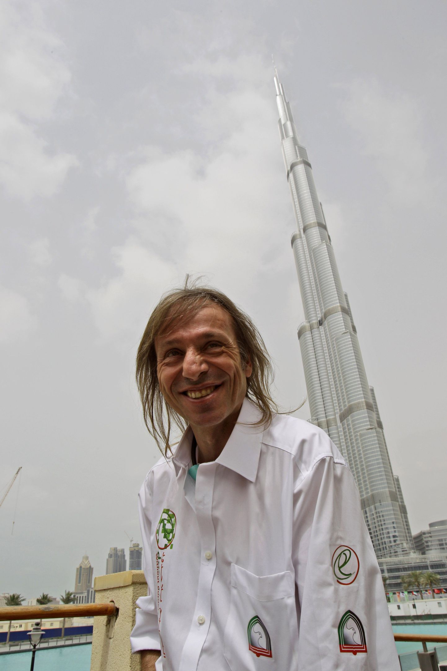 Alain Robert. Tagaplaanil on maailma kõrgeim ehitis Burj Khalifa