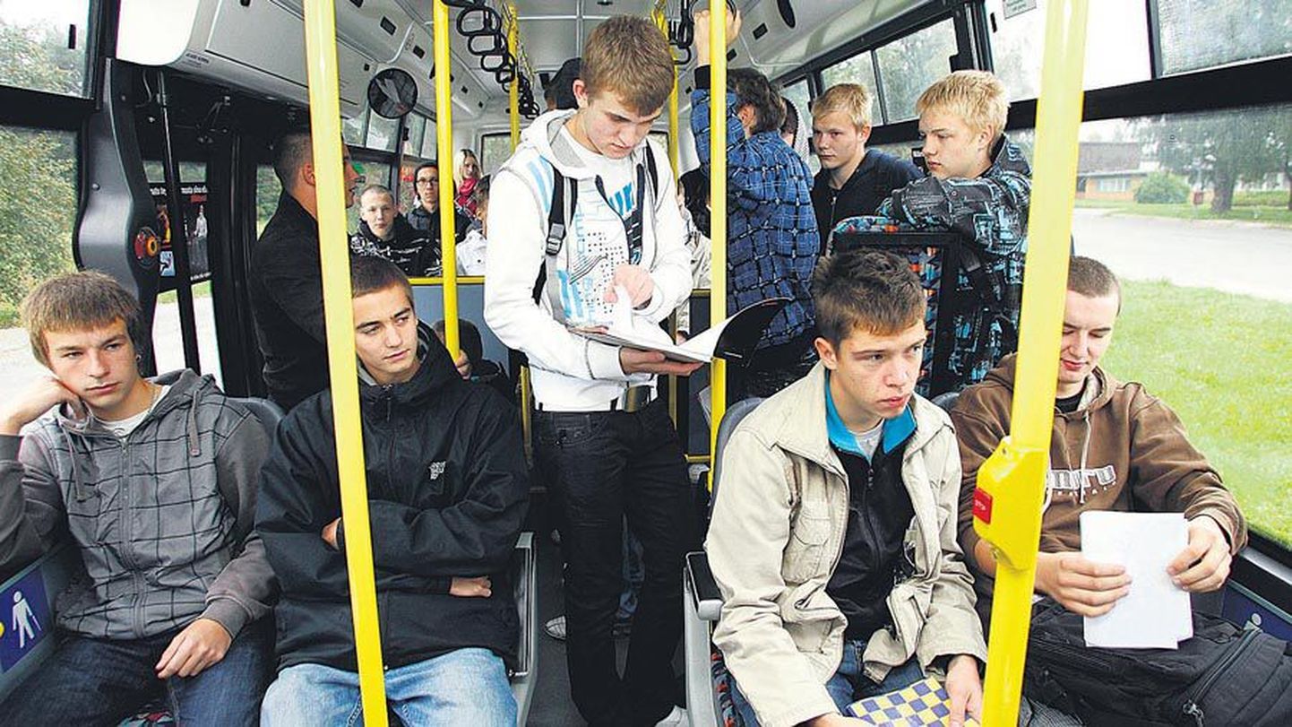 Et Vana-Võidu õpilased kooli pääseksid, väljus kolmapäeval kell 8.15 Männimäelt kaks 15a bussi. Üks oli juba esimeses peatuses noori täis ja sõitis otse kooli juurde.