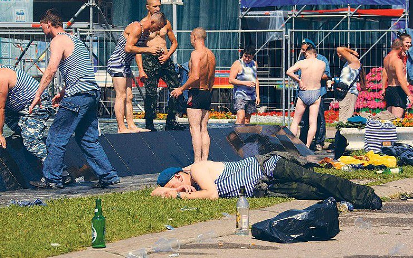 Празднование Дня десантника в московском Парке Горького не обошлось в прошлом году без обильных возлияний.