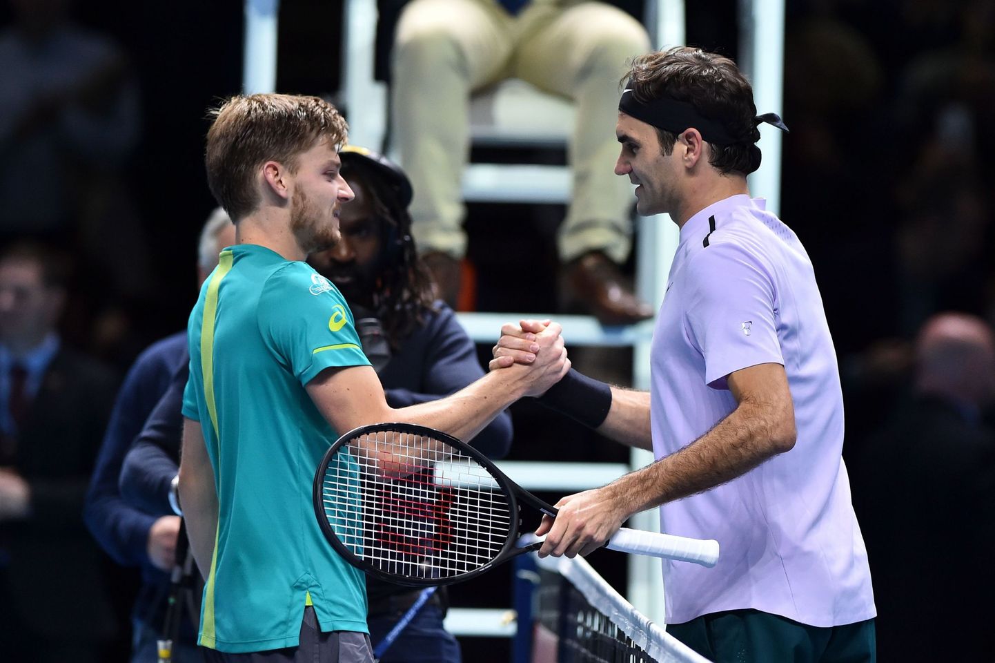 Roger Federer (paremal) õnnitlemas David Goffini pärast mängu.