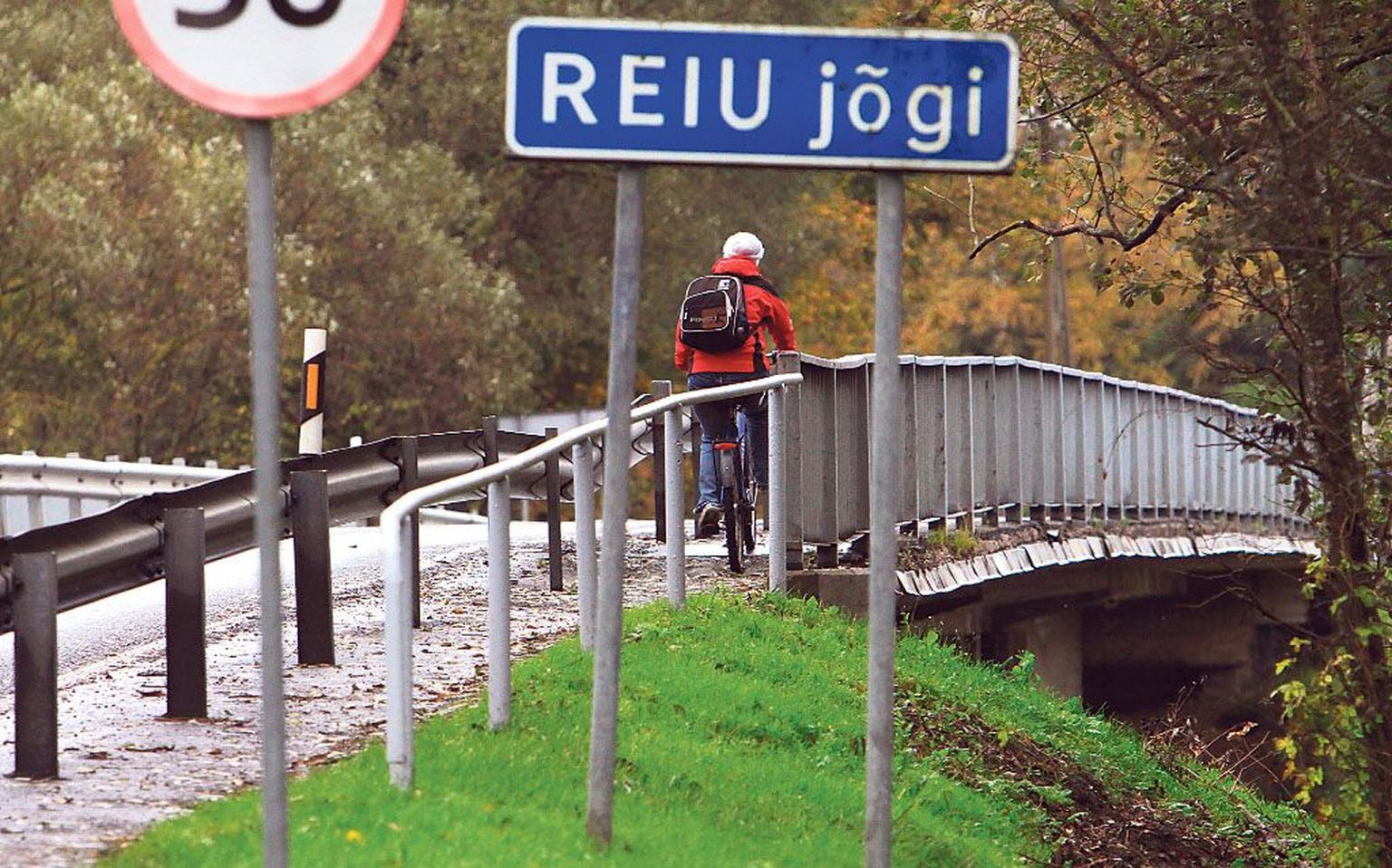 Sindi-Lodja silla käsipuutoru on nii kõrgel, et väikelapsel pole sellest mingit tuge.