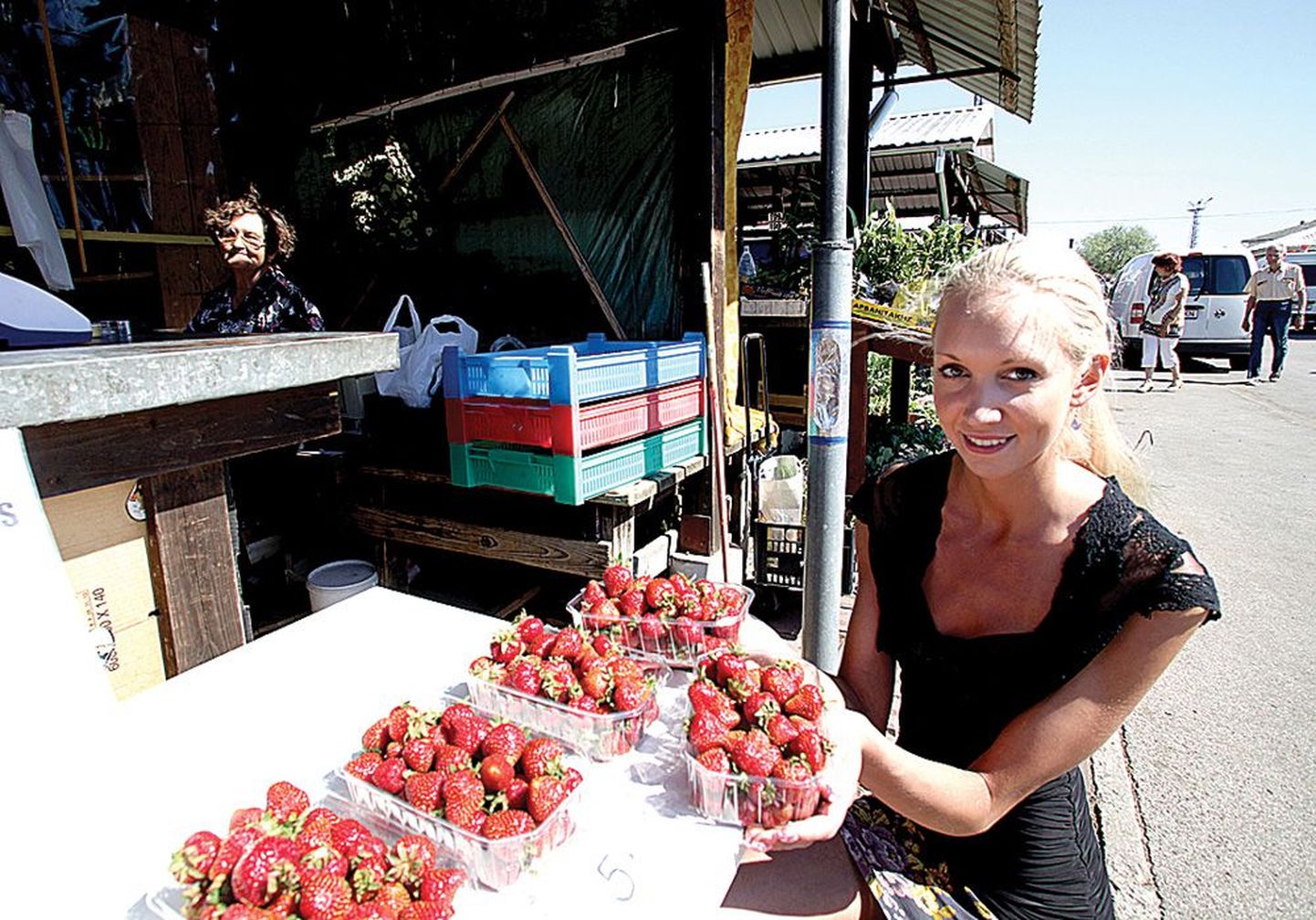 Tiia Tallo maitses Eesti päikesest punast maasikat ise esimest korda sel laupäeval. Eile müüs ta neid ka juba turul.