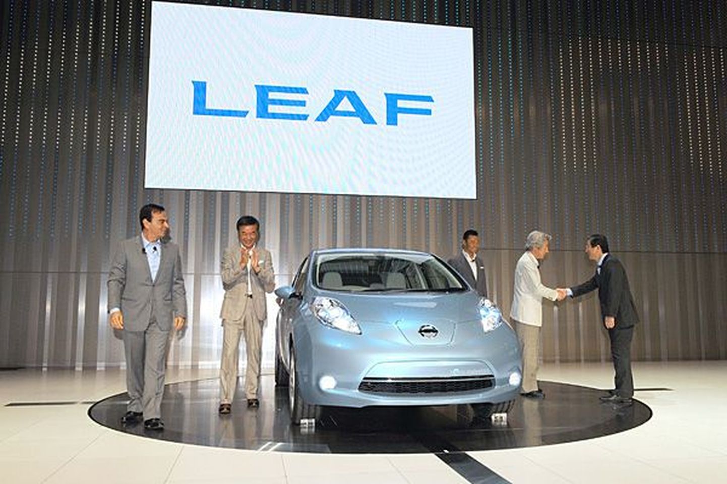 Nissan tutvustas elektriautot Leaf.