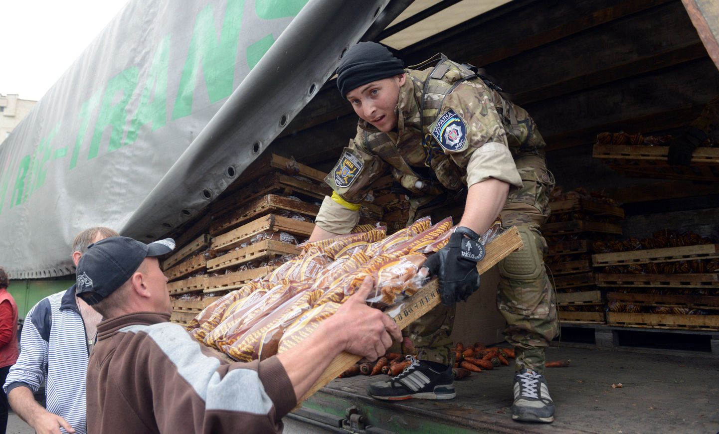 Ukraina sõdurid jagavad Slovjanski elanikele toiduabi.
