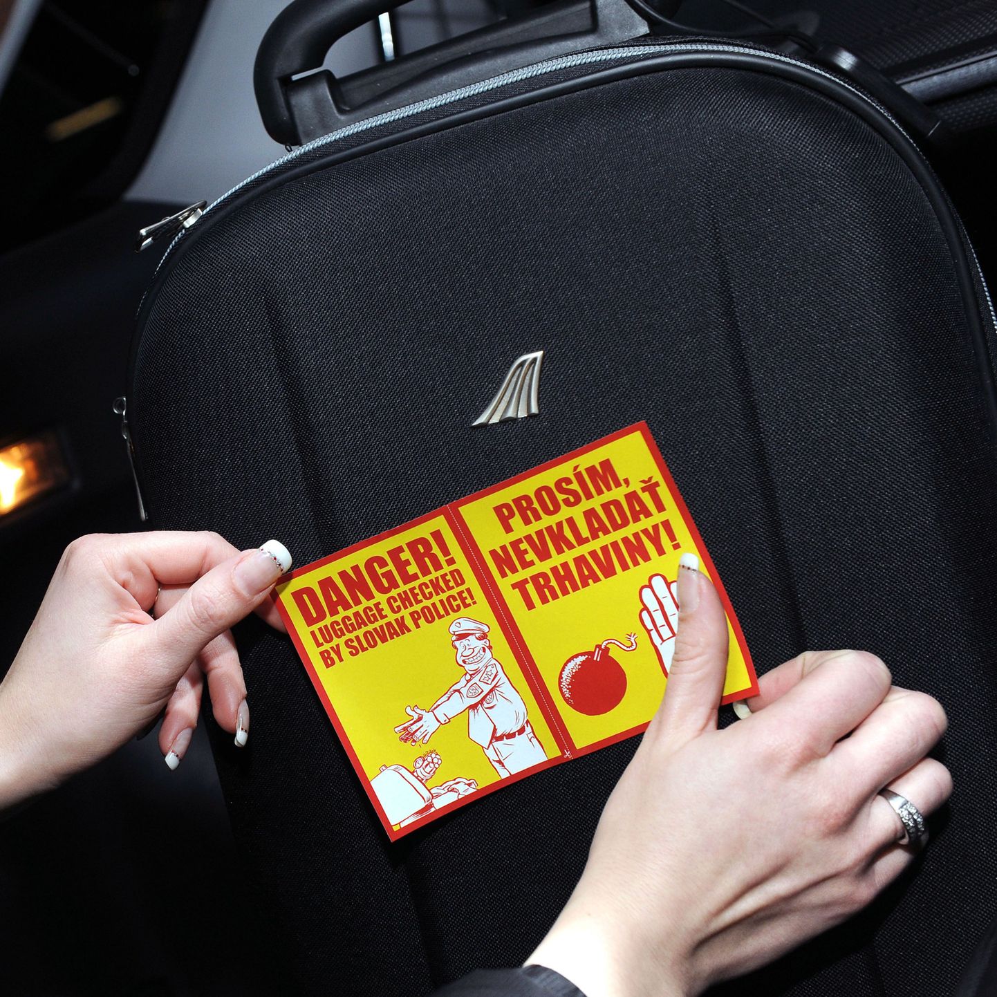 Pärast plastiklõhkeaine intsidenti trükkis Slovaki päevaleht SME oma lugejatele kottidele kleepimiseks silte kirjadega «Ettevaatust! Seda pagasit on kontrollinud Slovaki politsei.» ja «Palun, ärge pange lõhkeaineid.».