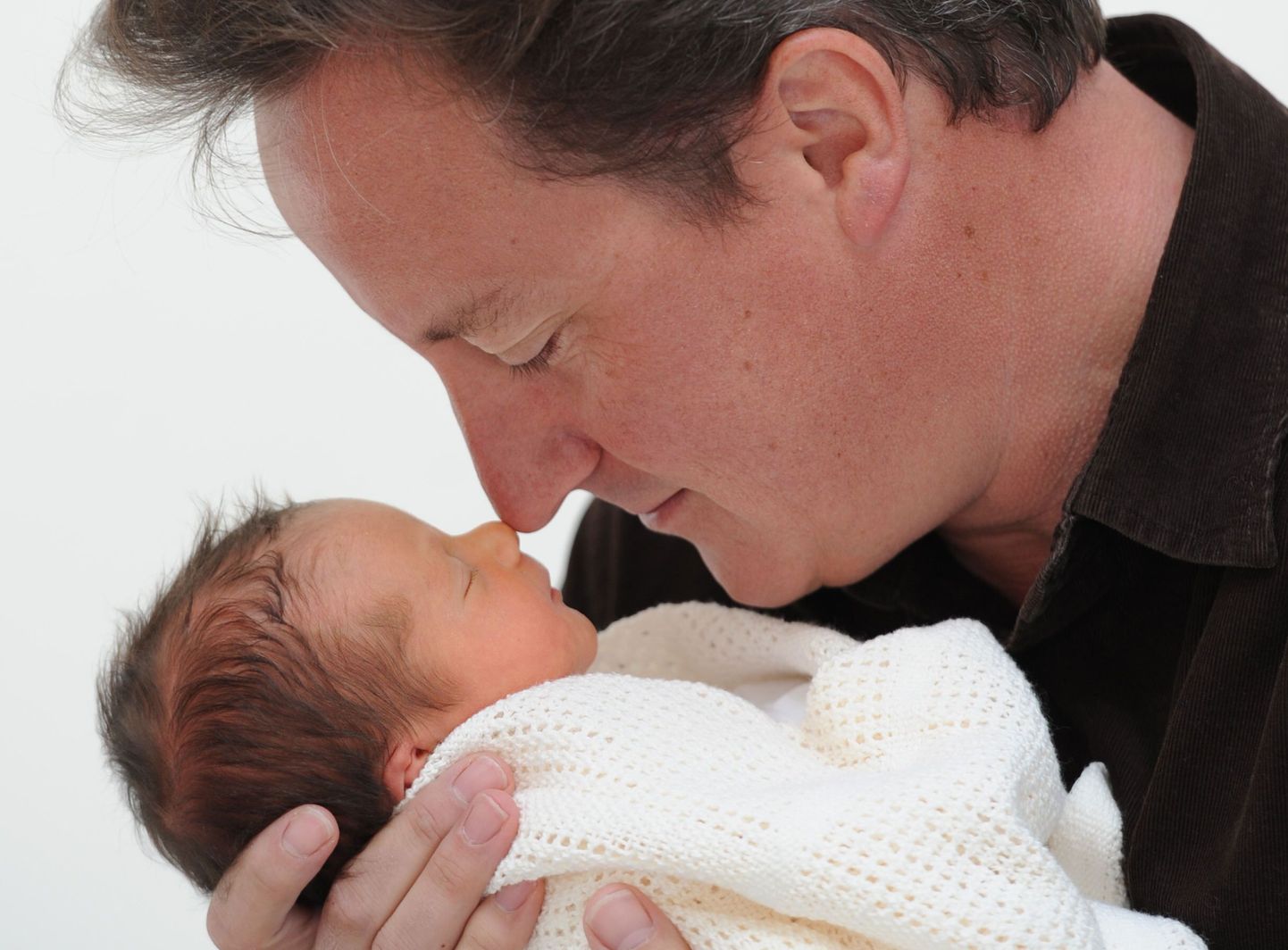 Briti peaminister David Cameron hoiab oma tütart Florence Rose Endellioni.