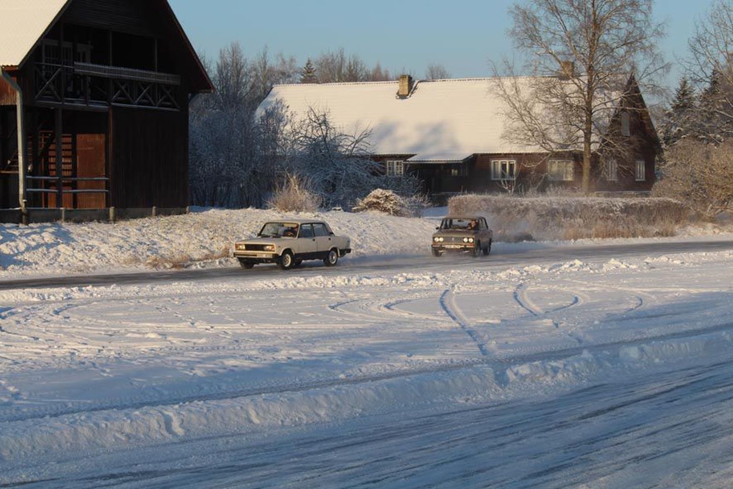 Pühapäeva hommikul võis Väätsa paisjärvele tehtud jäärajal sõitmas näha vanemat nõukogude ja Lääne päritolu tehnikat. Nagu kinnitas jäärajameister Igor Roosmaa, on inimeste nälg talviste sõiduvõimaluste järele suur.
