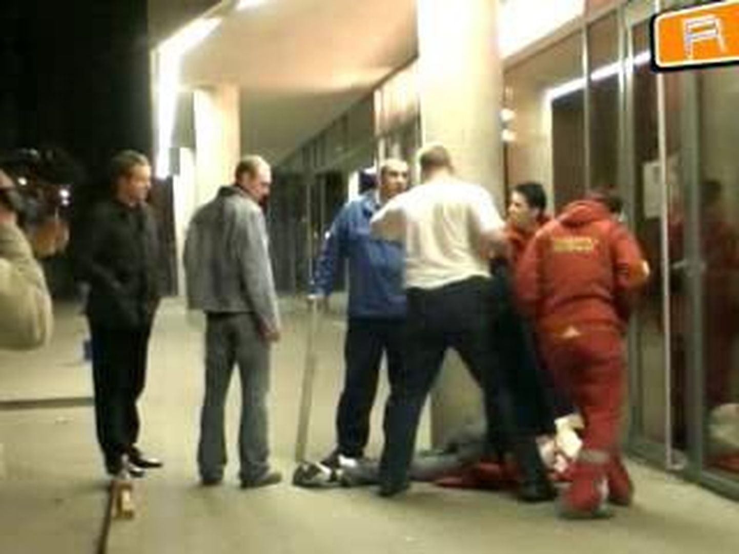 Тяжело раненого в ходе апрельских (2007)беспорядков Дмитрия Ганина Скорая помощь забрала с улицы Татари в Таллинне.