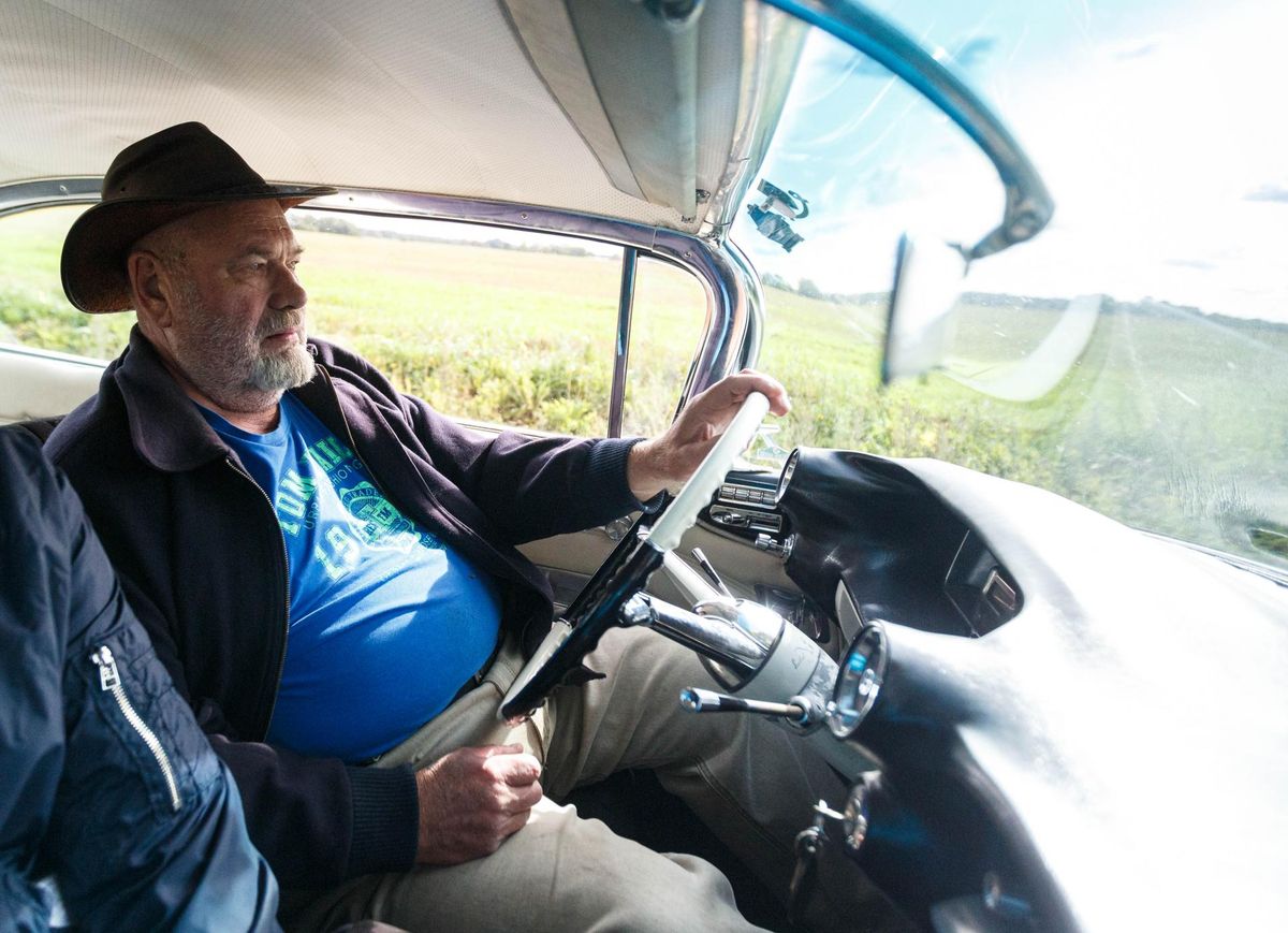 Arno Anier tegi Cadillac Coupe DeVille'iga tutvustussõidu ka Lõuna-Eesti Postimehe esindusele. Vibratsioone jõuab salongi küllaltki vähe ja mürast jäi eelkõige kõrva vaid tuulemüra.