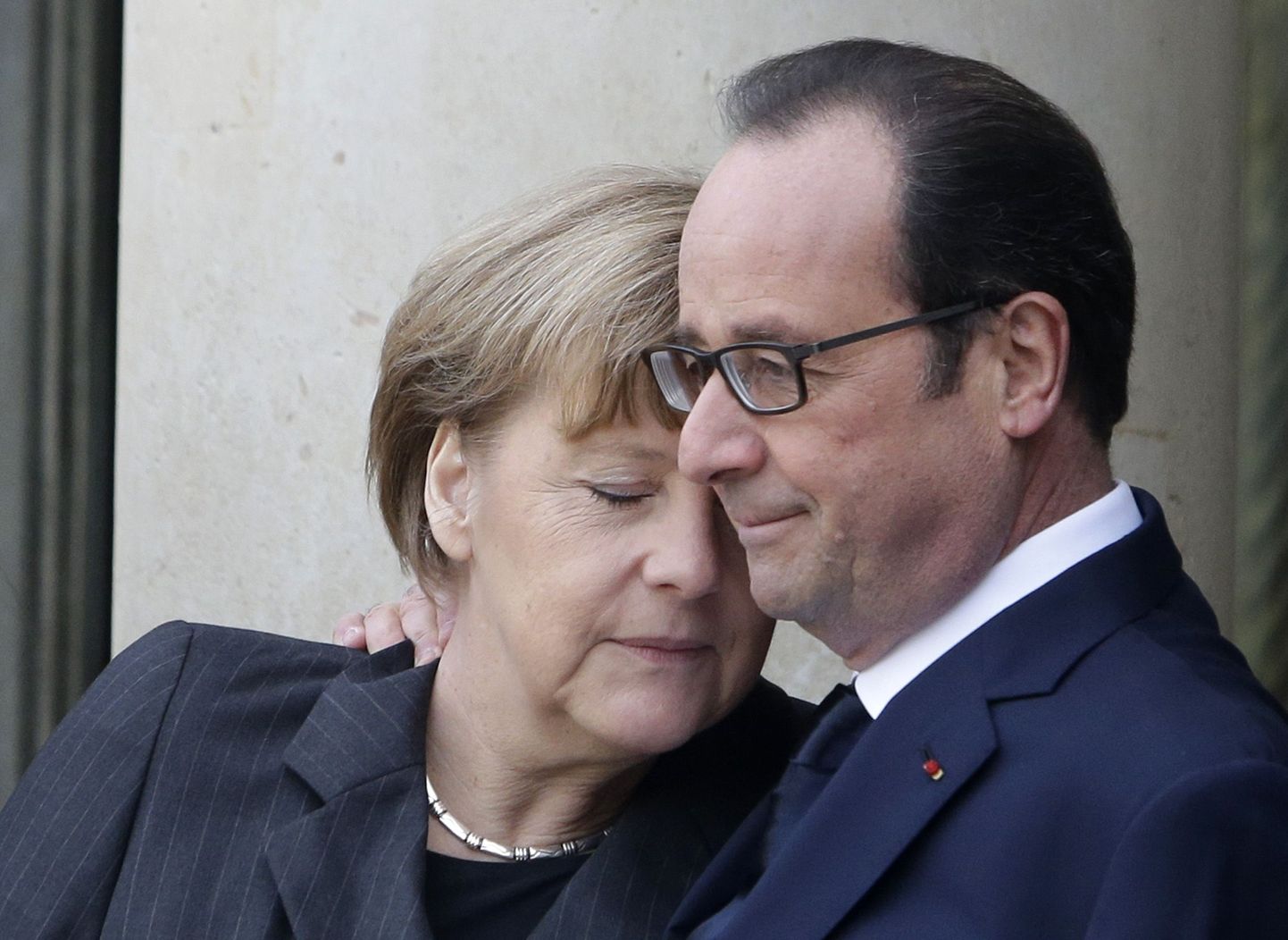 Hollande'i ja Merkeli embus Pariisi terrorirünnakute järel toimunud suurel solidaarsusmarsil.