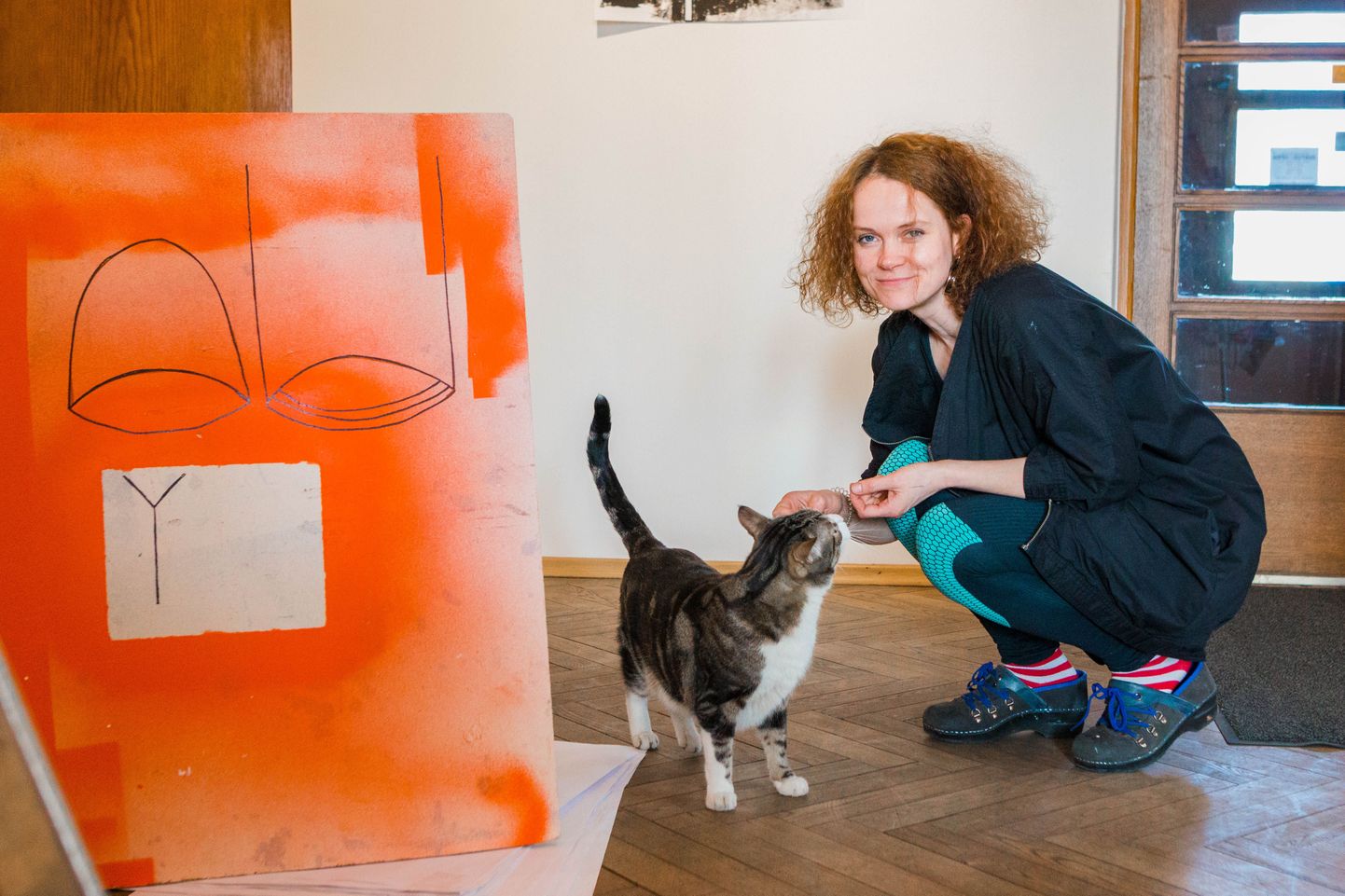 Niina-Anneli Kaarnamo Pärnu linnagalerii kunstnike majas installatsiooni loomas.