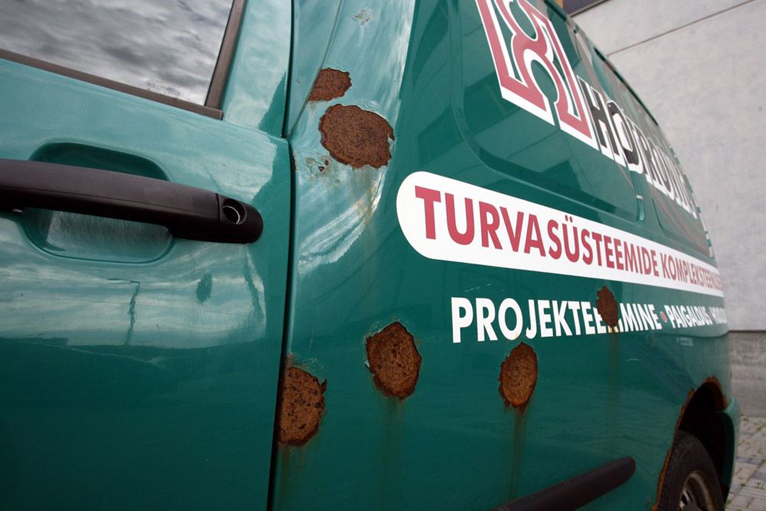 Turvafirmal Hotronic ei ole raha, et maksta töötajatele palka ja hoida oma sõidukite kered korras.