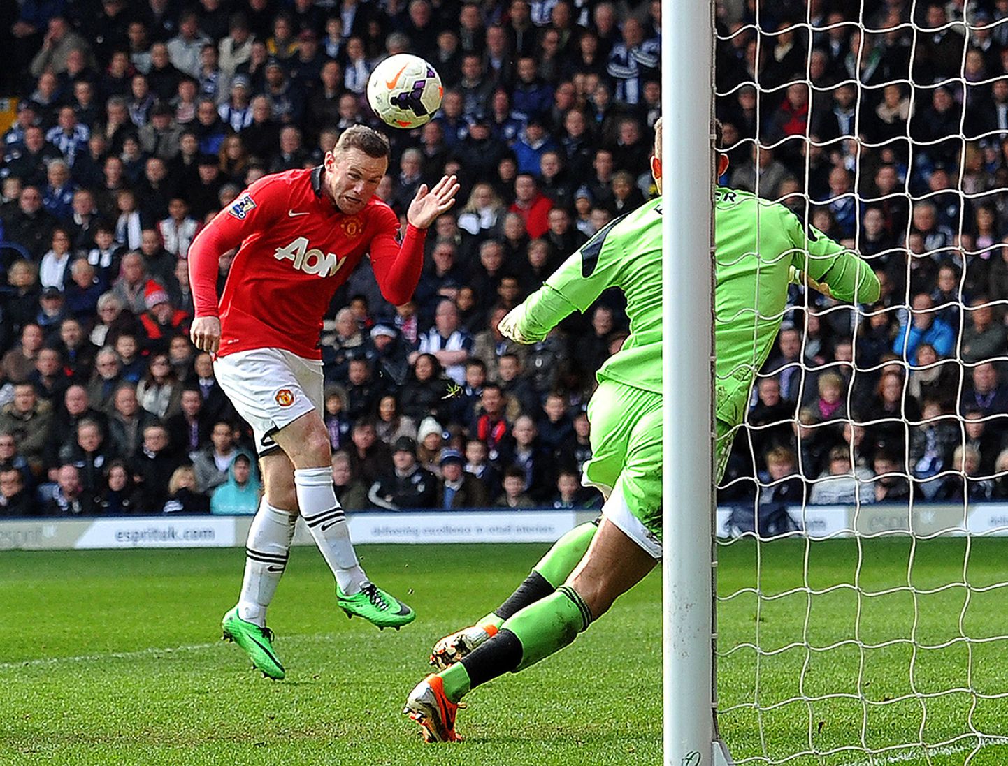 Manchester Unitedi rpndaja Wayne Rooney lükkas palli peaga West Bromwihi väravasse