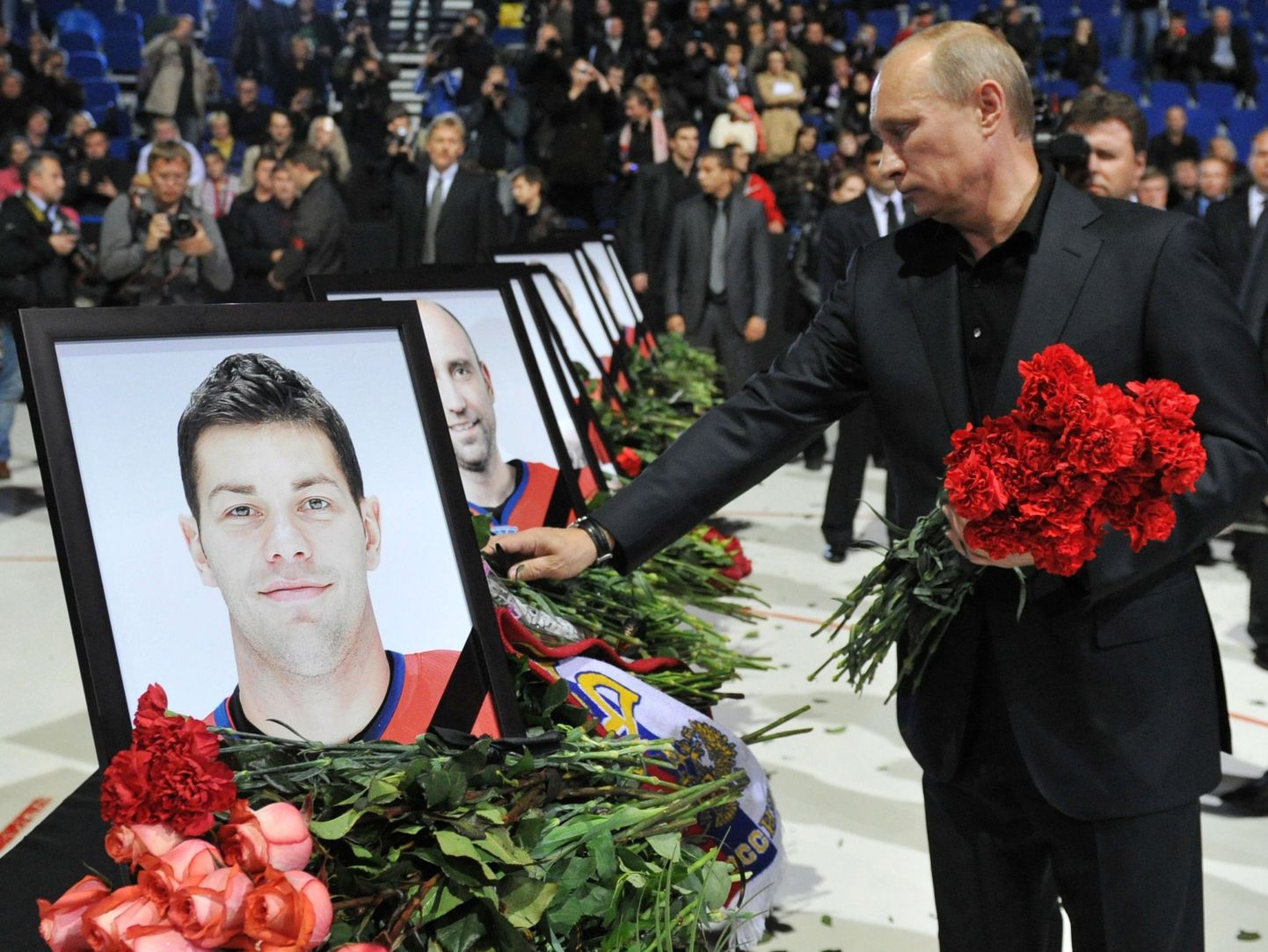 Venemaa president Vladimir Putin asetamas lilli hukkunute mälestuseks.