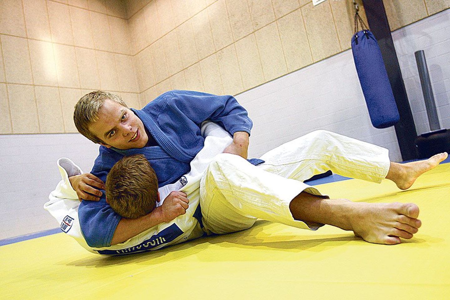 Tartus treenides harjutab Andre Seppa (sinises) koos Mattias Kuusikuga.