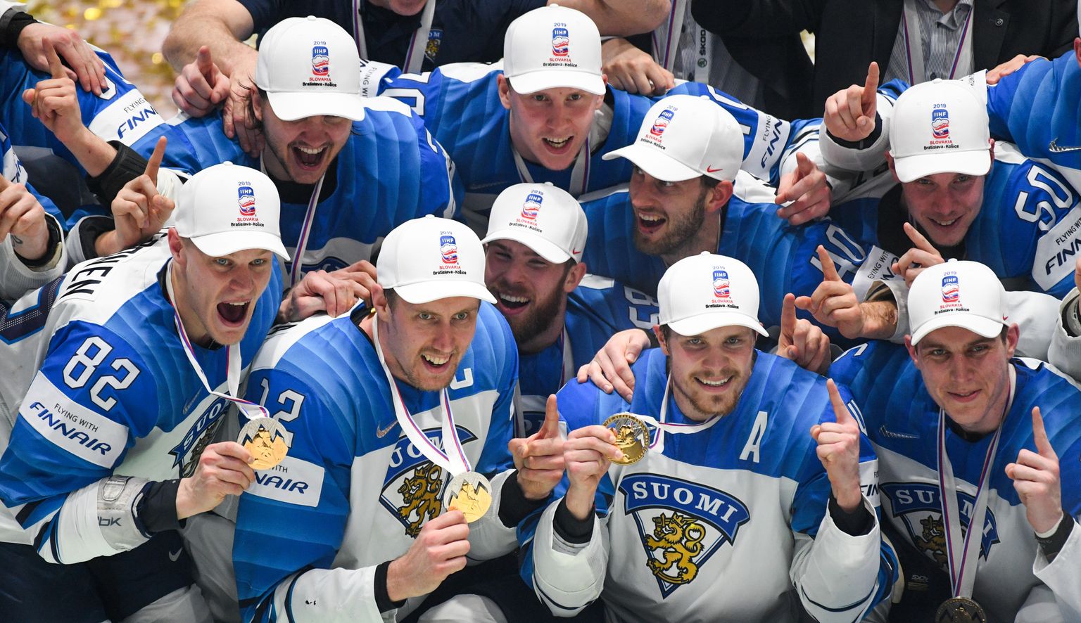 Võidukas Soome jäähokimeeskond poseerimas MMi kuldmedalitega