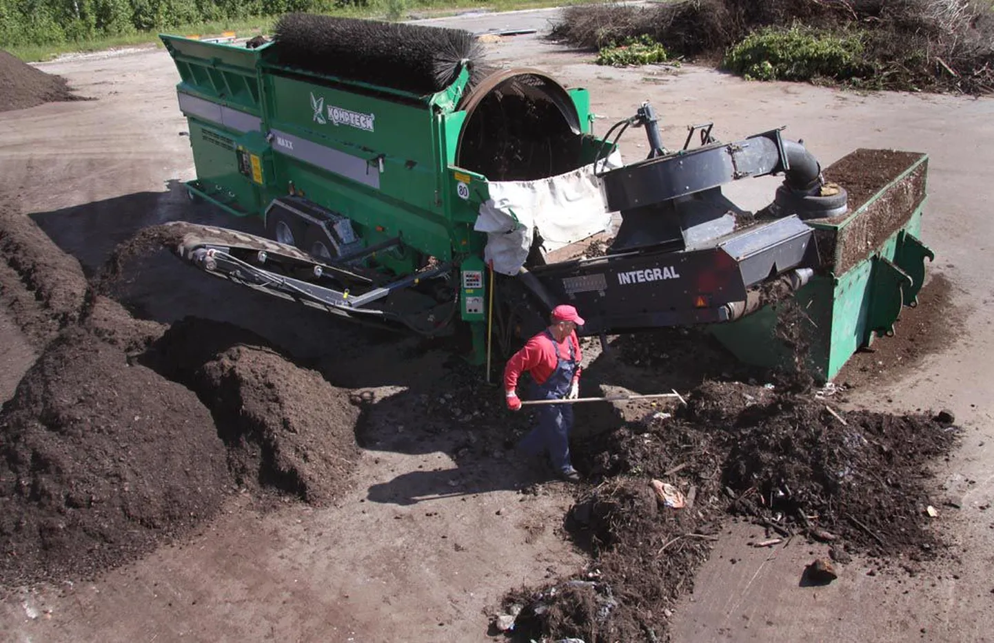 Paikre prügilas läbis pealinnast laenatud ja ligi viis miljonit krooni maksev kompostimismasin esimese tööproovi edukalt, jättes endast maha 100 tonni mulda. Naturaalne paraja peensusega sõmerjas kompostmuld pudeneb sõrmede vahelt.