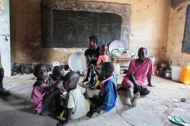 Lõuna-Sudaani perekond klassiruumis lõunatamas. Foto: Albert Gonzales Farran/AFP/Scanpix