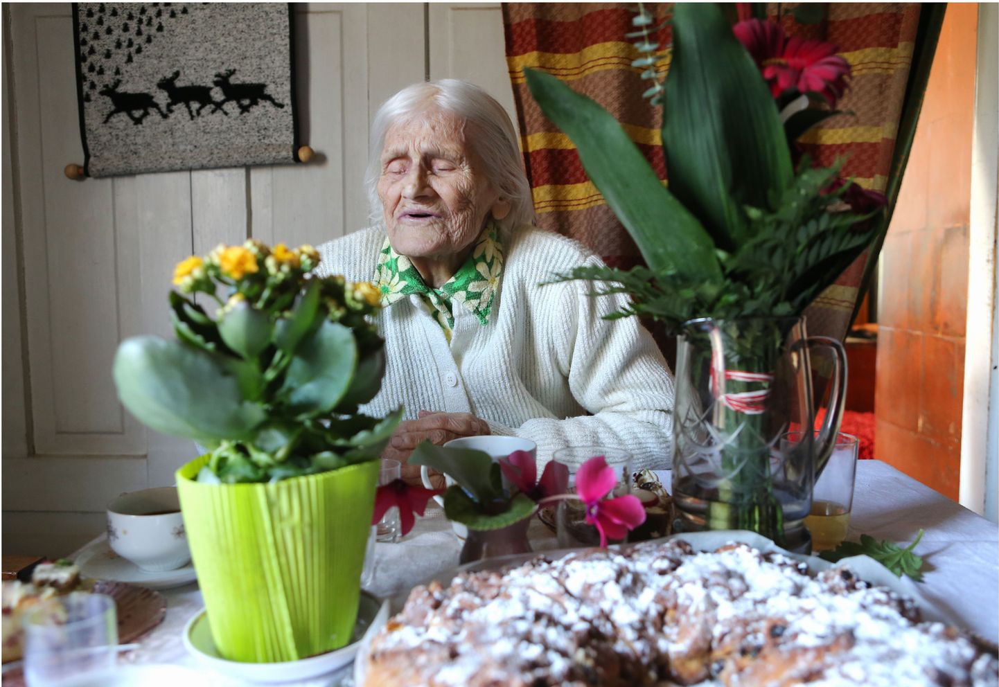 Elle Mälberg vestles 10. aprillil oma sünnipäevakülalistega.