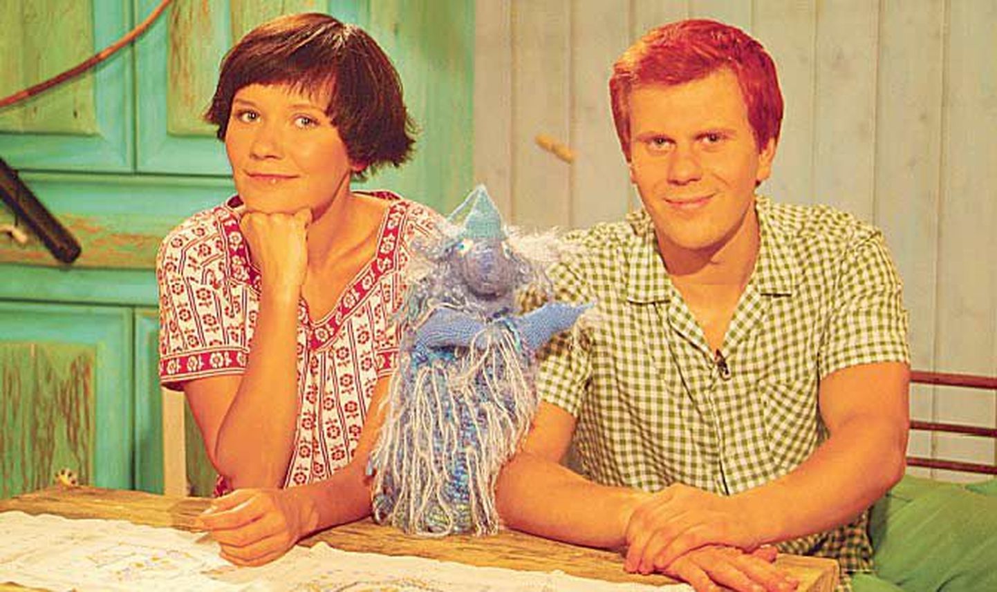 Maria Soomets ja Karol Kuntsel hakkavad Eesti Televisioonis juhtima tunniajast lasteprogrammi «Lasteekraan». Neid abistab käpiknukk Tuusti (mängib Margus Tabor).
