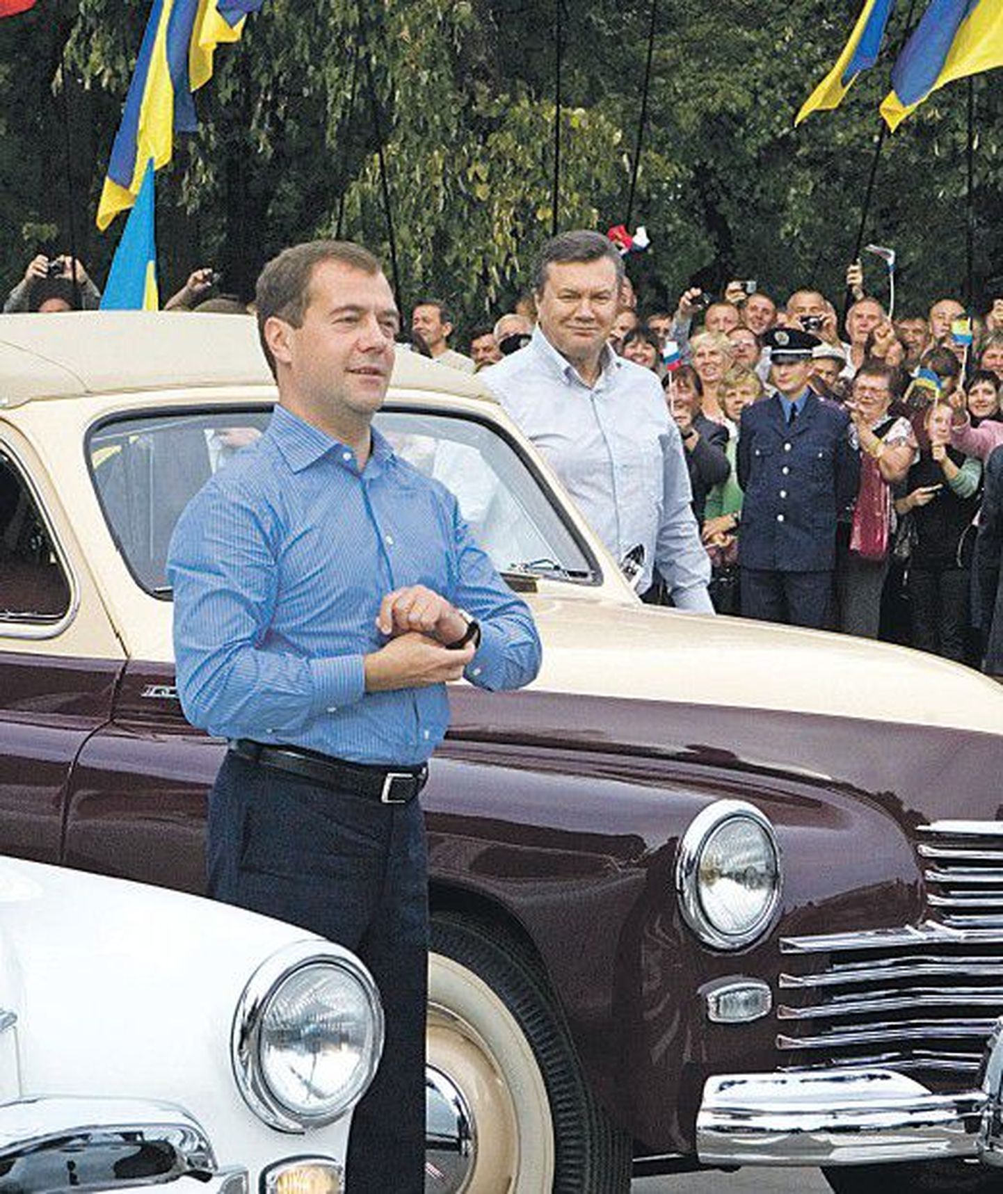 Президент России Дмитрий Медведев (слева) и его украинский коллега Виктор Янукович на прошлой неделе совершили небольшой автопробег на «Победах».