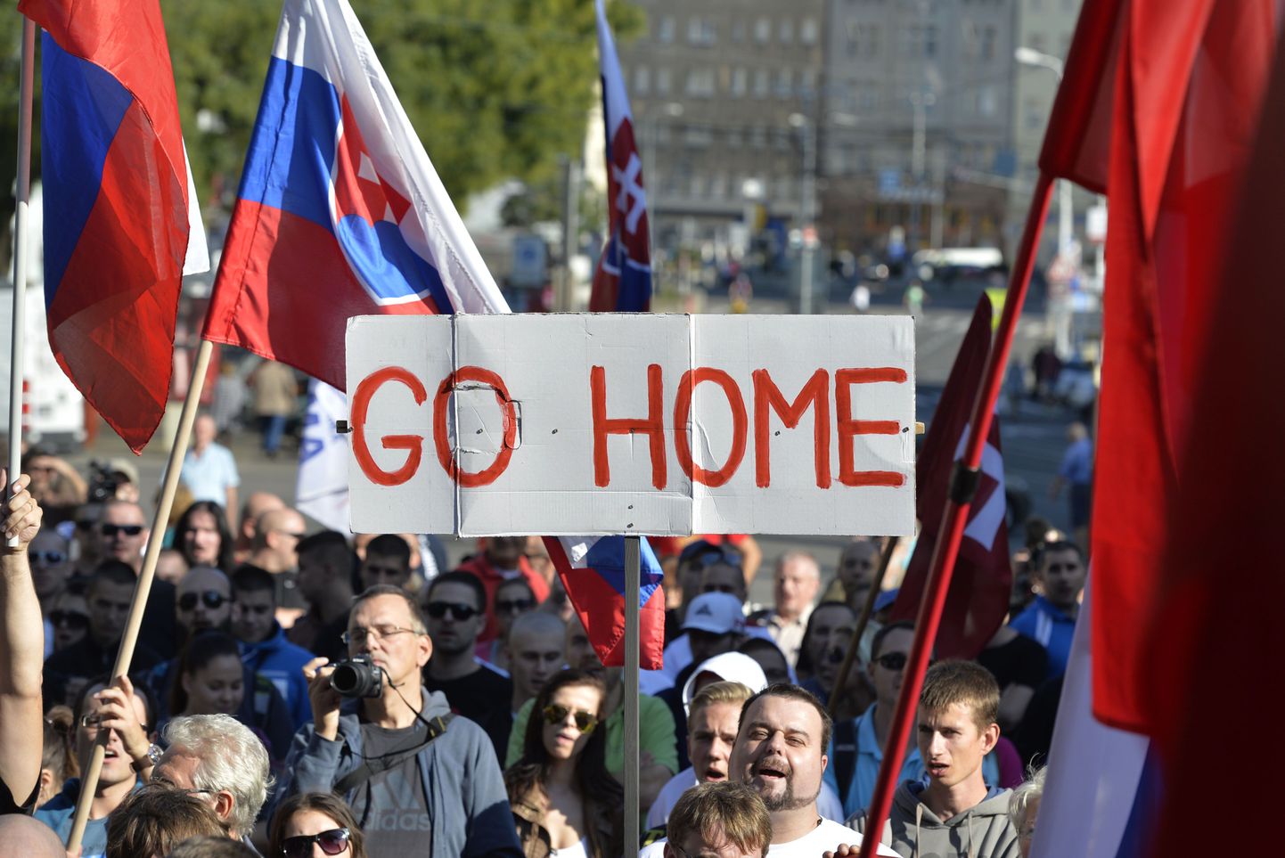 Migrantide-vastane meeleavaldus üleeile Bratislavas.