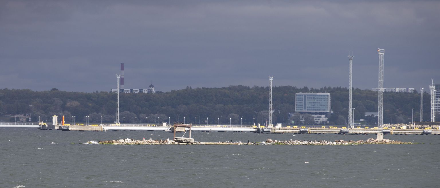 Praegugi on Kalarannast näha meres olev piklik kivihunnik. See on kõik, mis on säilinud kunagisest Topeltpatareist.