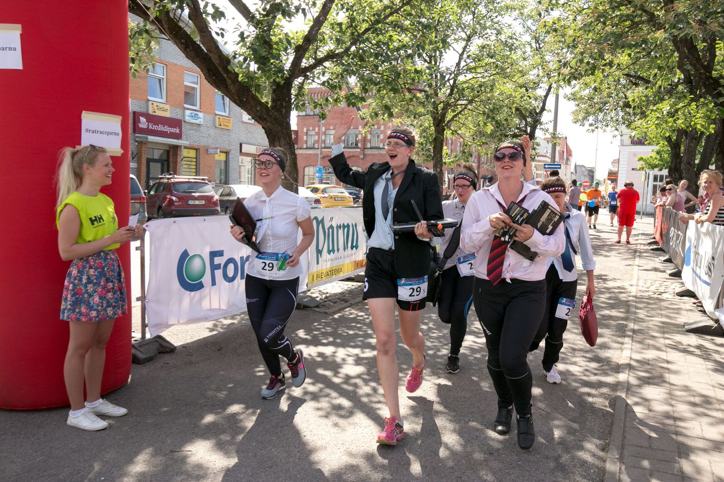 Tallinnas ja Pärnus 2. juunil toimunud Rat Race`i ehk kontorirottide jooksu osalustasuna kogunes 14 830 eurot, pärnakad panustasid heategevusüritusse rohkem kui 2500 euroga.
