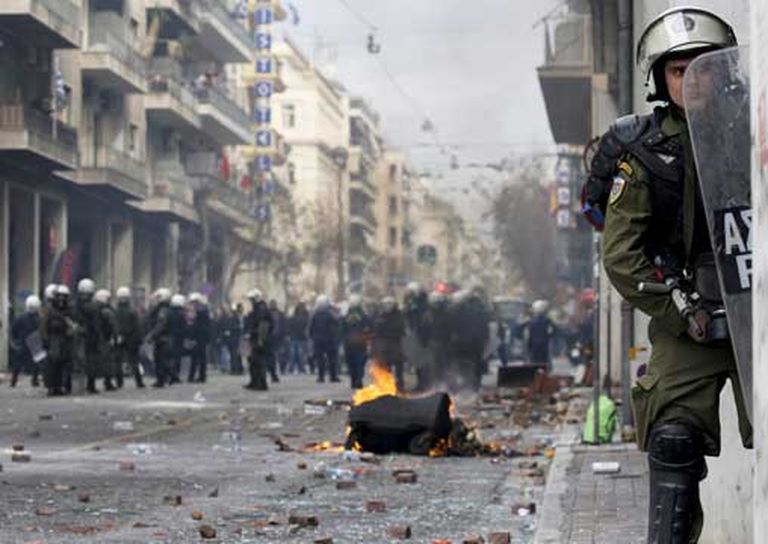12 февраля 2016 года. Столкновения между полицией и фермерами из региона Крит во время протестов против пенсионных реформ в Афинах 