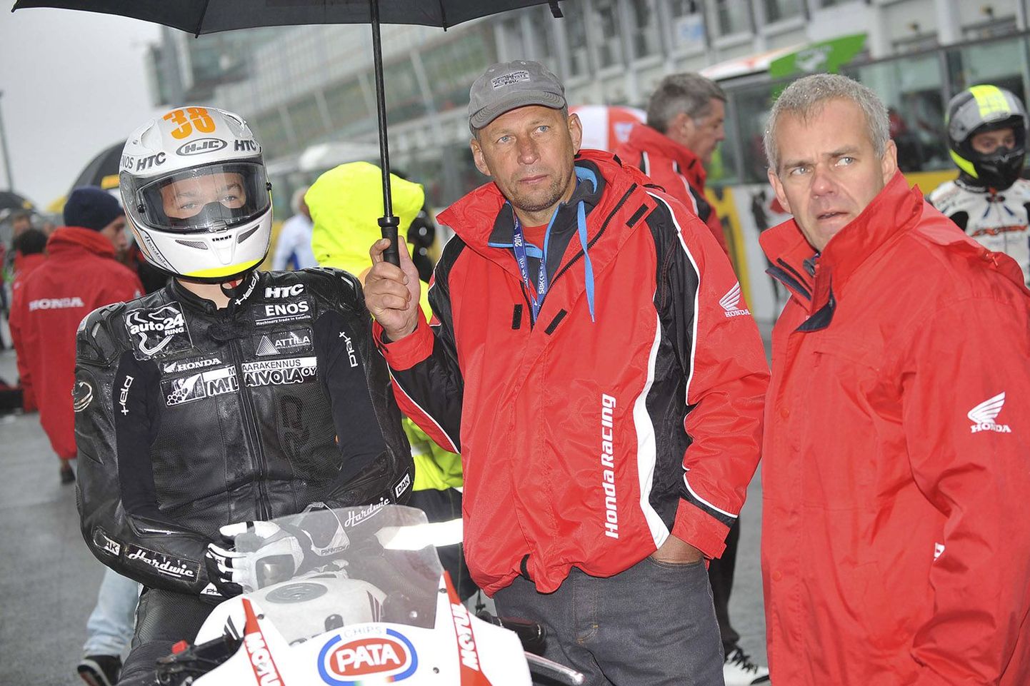 Vasakult: Hannes Soomer, Andres Kaabel ja Tõnu Soomer Magny Cours’is