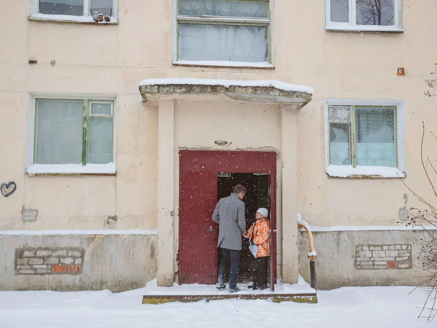 Жители нескольких домов Кохтла-Ярве замерзают у себя дома.