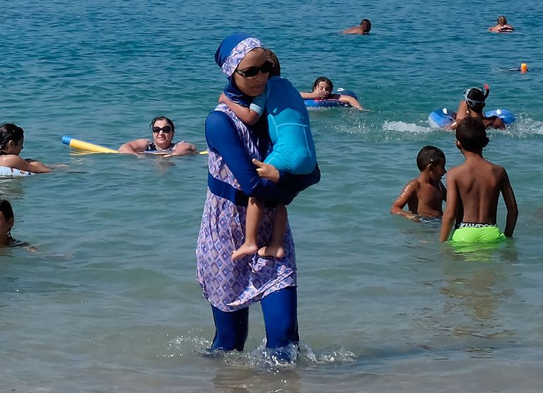 Ema ja laps Marseille' rannas. Foto: Scanpix/Reuters