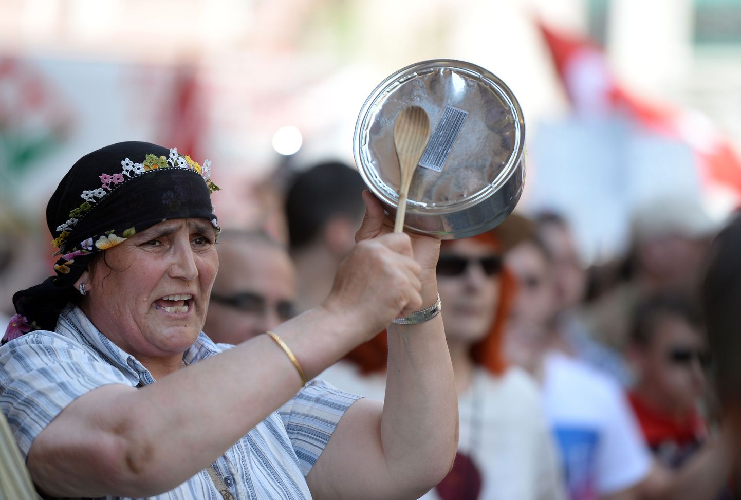 Naine, kes osaleb Türgi meeleavaldajate toetusüritusel Strasbourg'is.