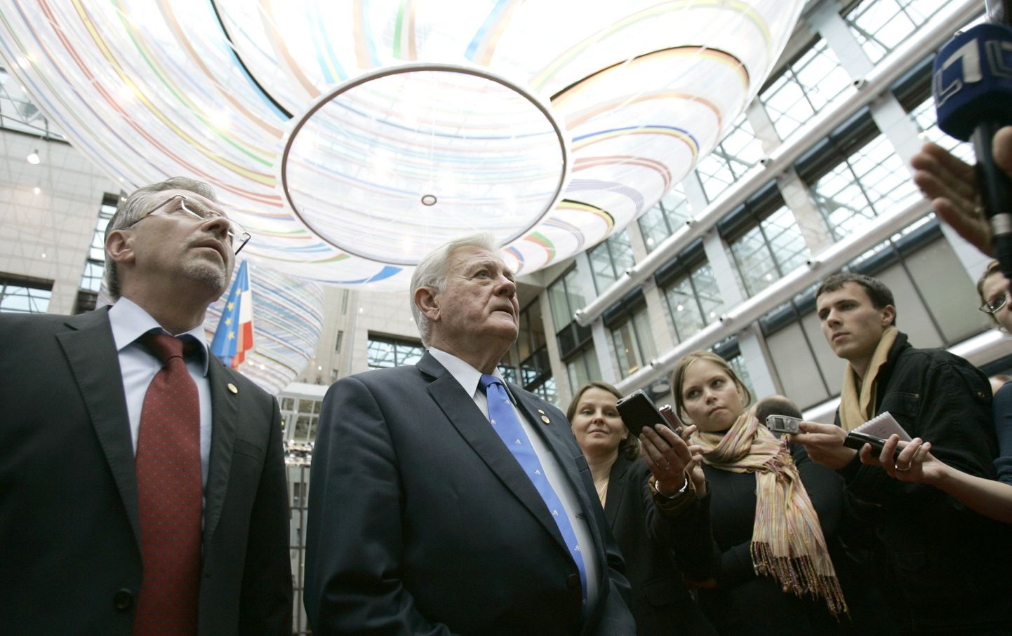 Leedu president Valdas Adamkus (keskel ja peaminister Gediminas Kirkilas (vasakul) rääkimas ajakirjanikega ELi ülemkogu järel Brüsselis.