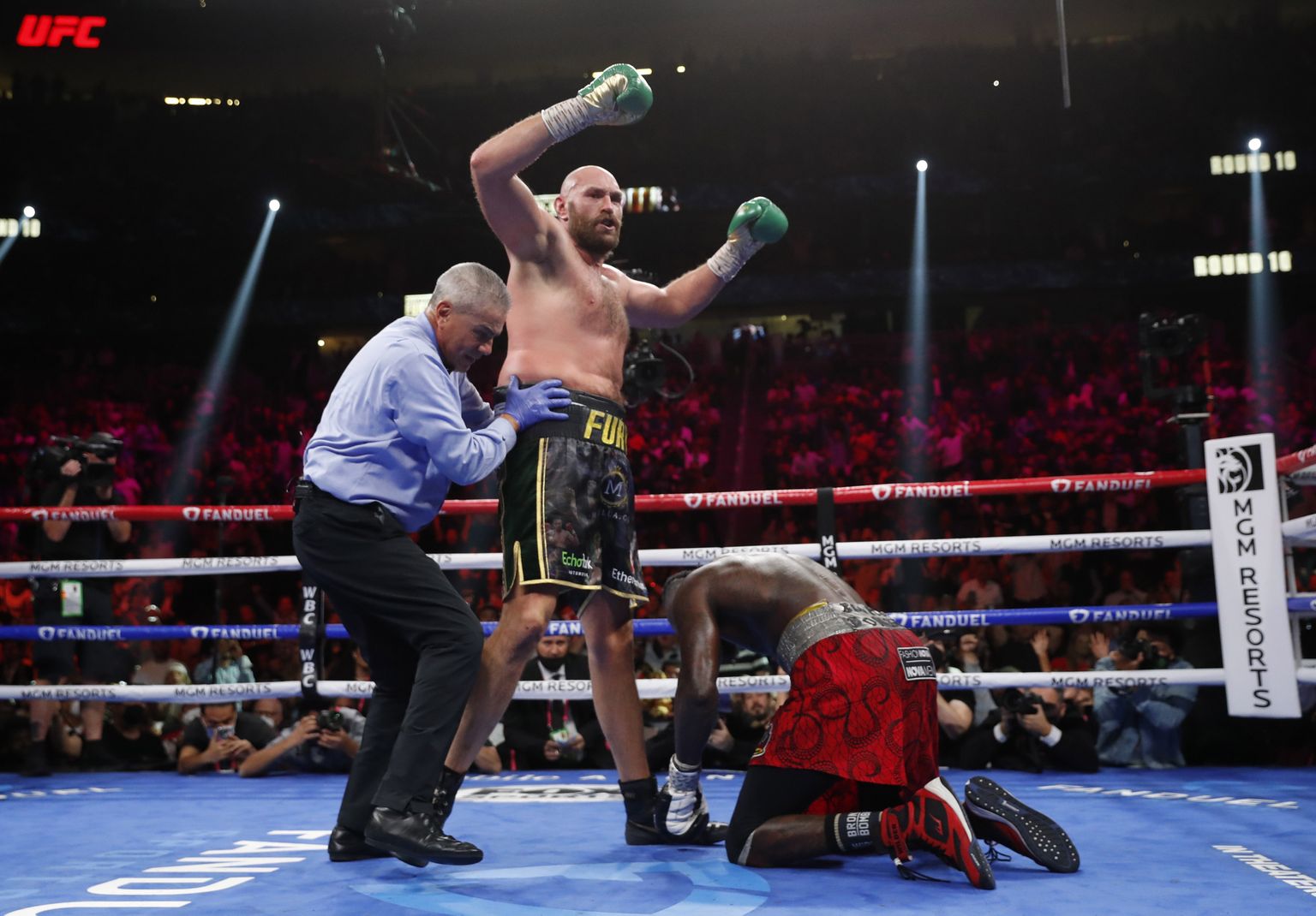Tyson Fury (püsti) alistas Deontay Wilderi teist korda järjest.