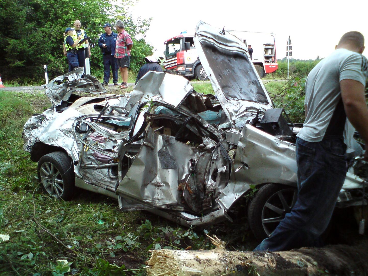 Автомобиль Lexus попал в аварию в Ярваском уезде.