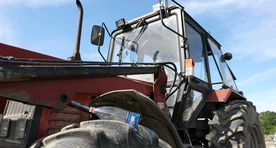 Joobes mehe juhitud traktor paiskus kraavi külili