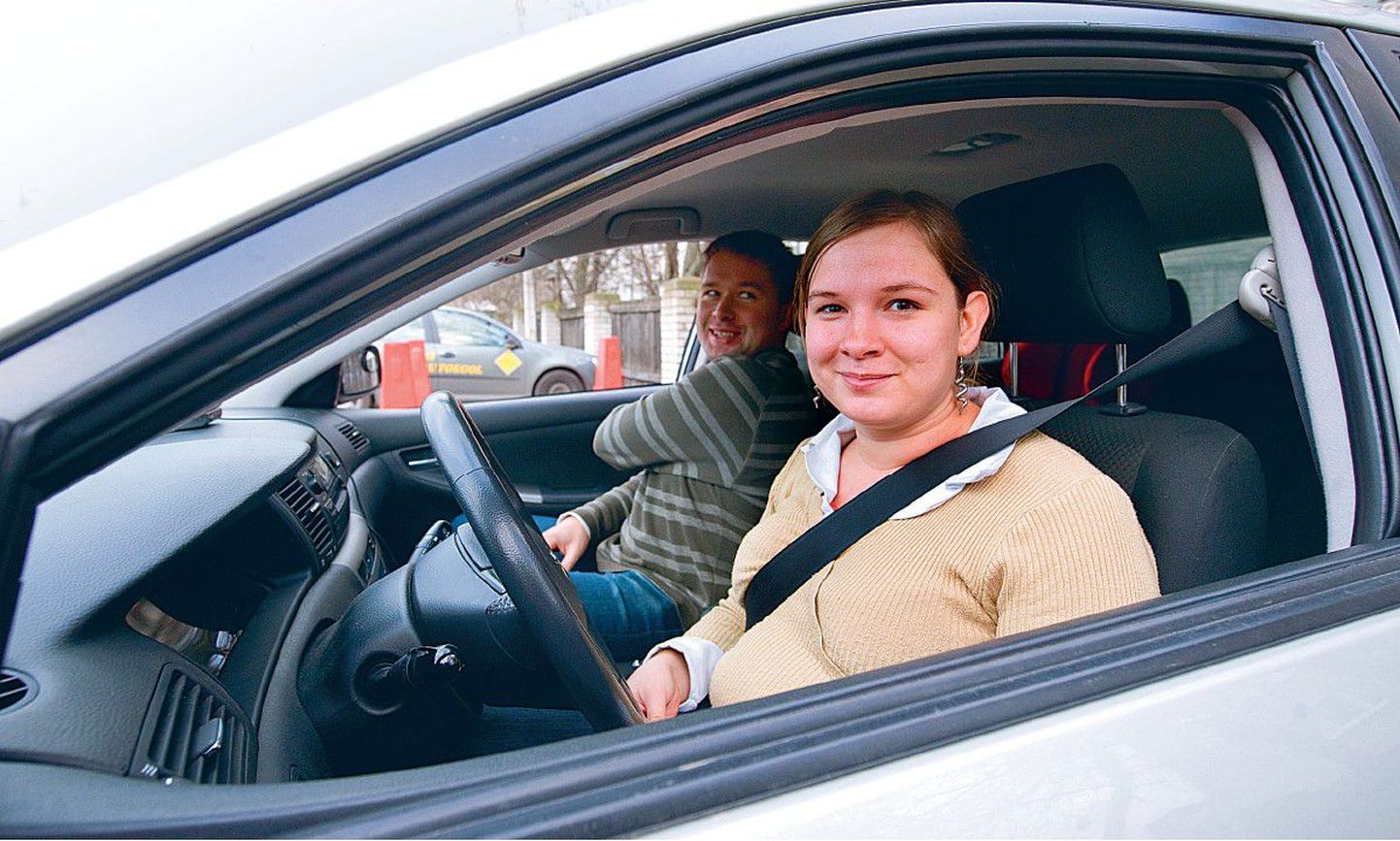 Eile Tallinnas Ruth Silberkile autosõitu õpetanud Vitali Nester peab vahtraleheaja pikenemist kasulikuks, sest korralikult liiklema harjumine nõuab aega.