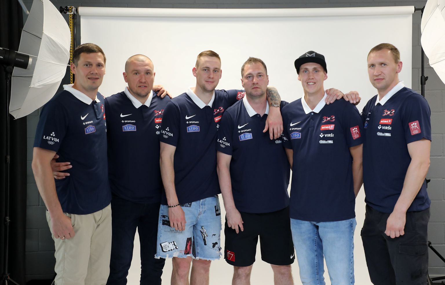 Latvijas 3x3 basketbola komandas "Rīga" spēlētāji Agnis Čavars (no kreisās), Edgars Krūmiņš, Kārlis Lasmanis, komandas galvenais treneris Raimonds Feldmanis, spēlētāji Nauris Miezis un Artūrs Strēlnieks pēc preses konferences, kurā informēja par Latvijas 3x3 basketbola komanda "Rīga" sezonas aktualitātēm.