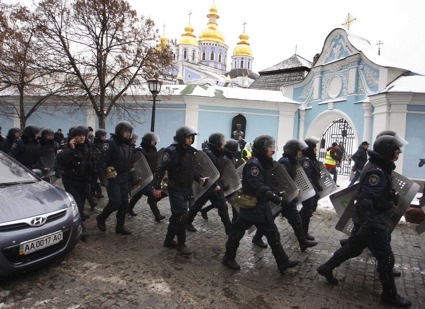 Kiievi tänavatele jõudis täna sadu siseministeeriumi eriüksuslasi.