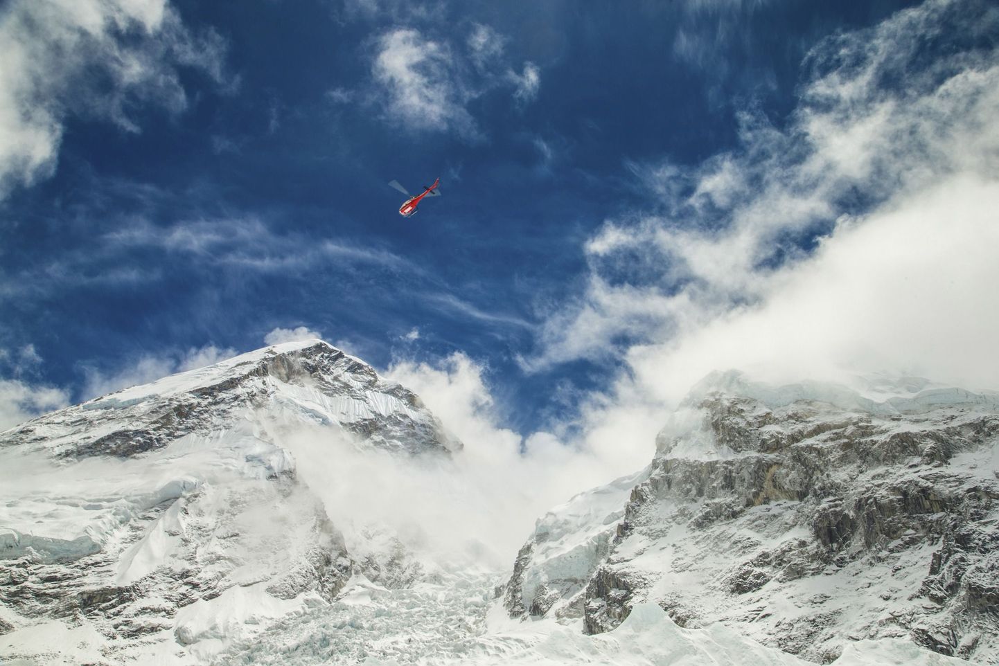 Päästehelikopter Mount Everesti kohal päev pärast 25. aprilli maavärinat