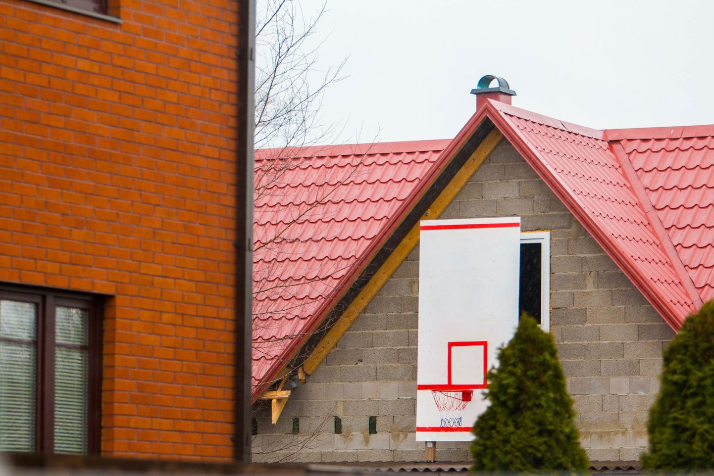 Злой сосед установил баскетбольный щиток перед окном соседей.