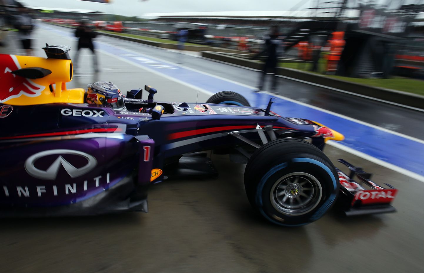 MM-sarja üldliider Sebastian Vettel käis korraks oludega tutvumas, kuid kiiret ringi tegema ei hakanud