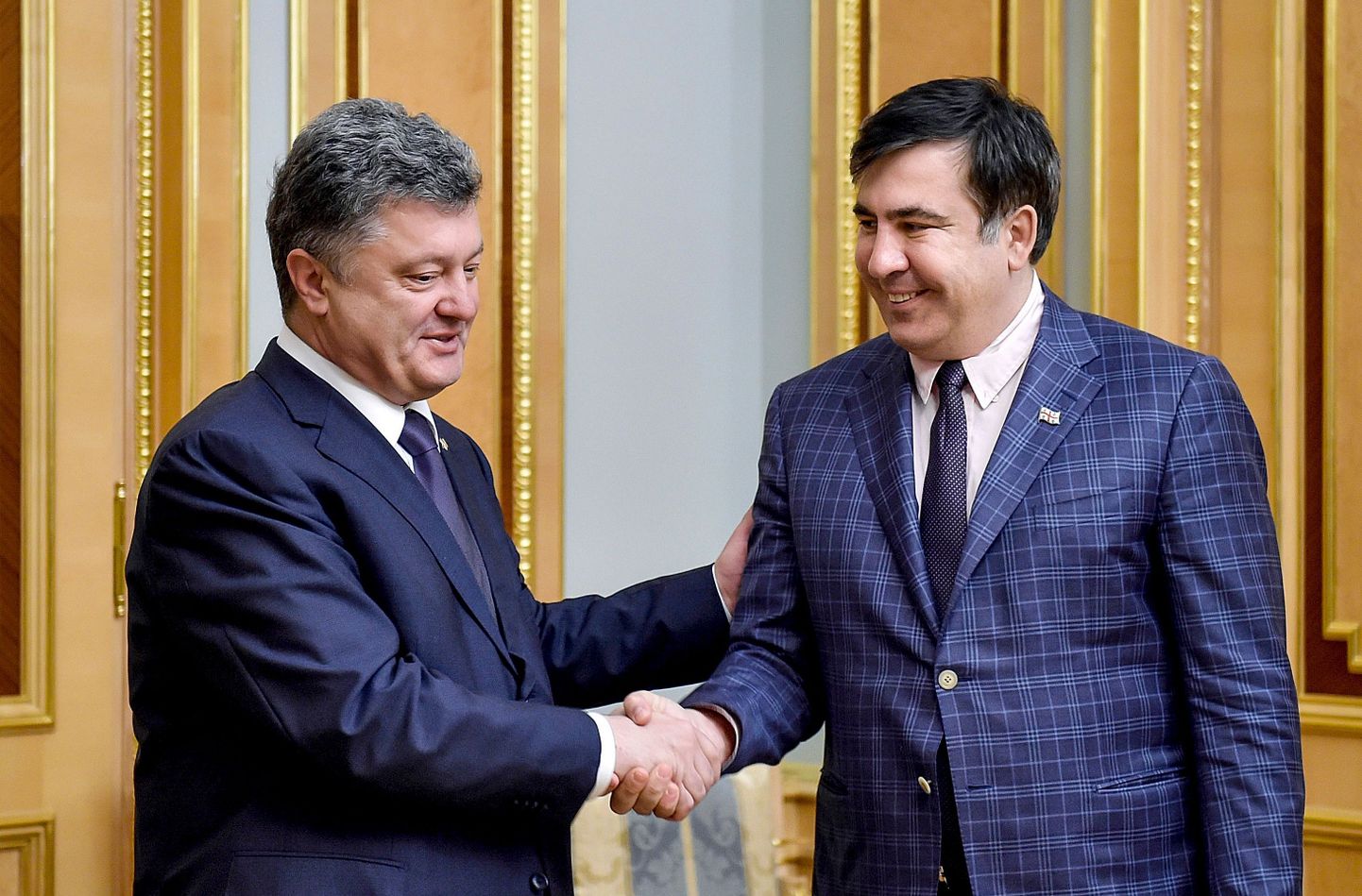 Ukraina president Petro Porošenko (vasakul) kätlemas Gruusia endise presidendi Mihheil Saakašviliga, kelle ta nimetas Odessa kuberneriks.